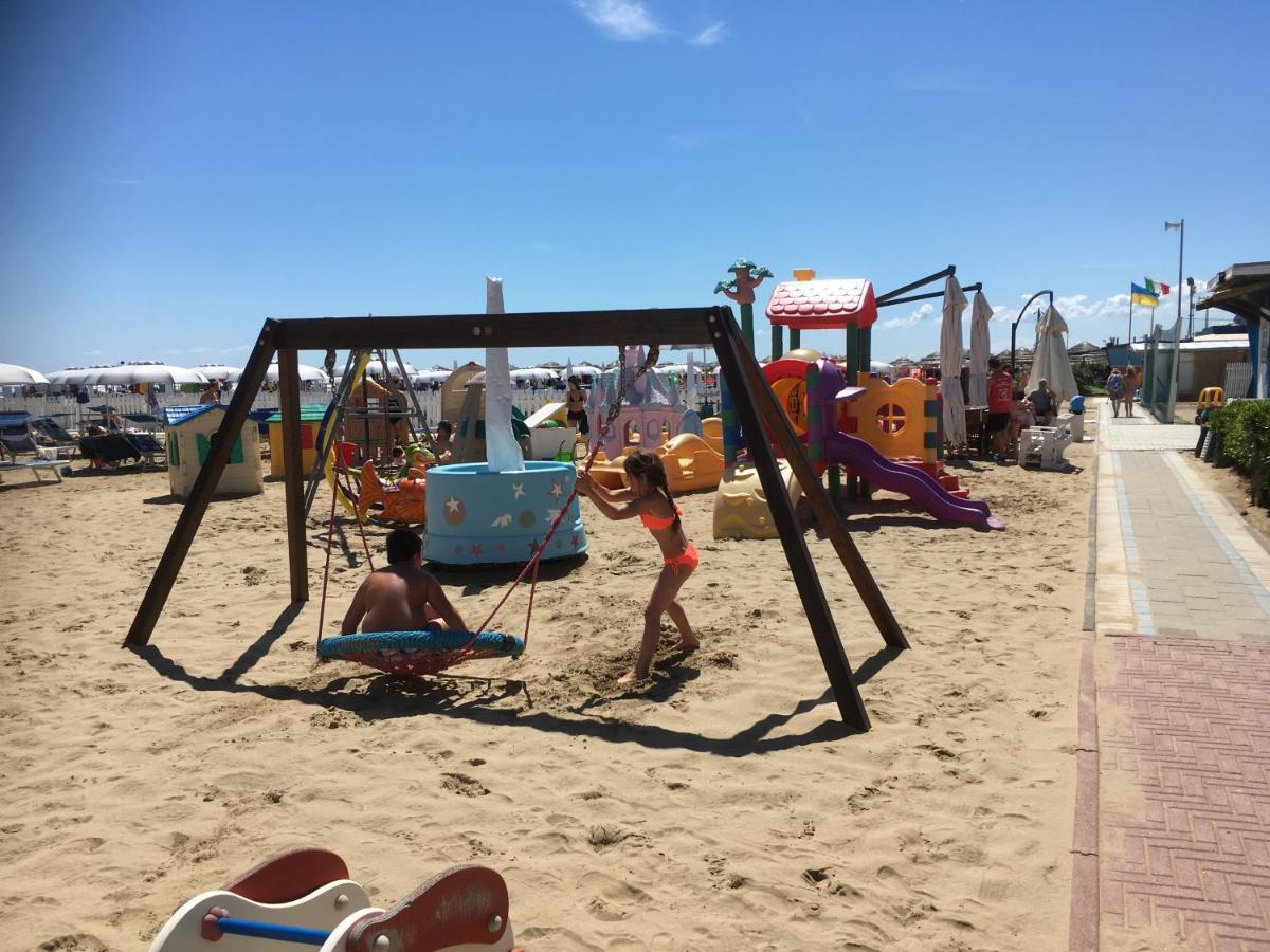 Appartamento Fronte Mare Римини Екстериор снимка