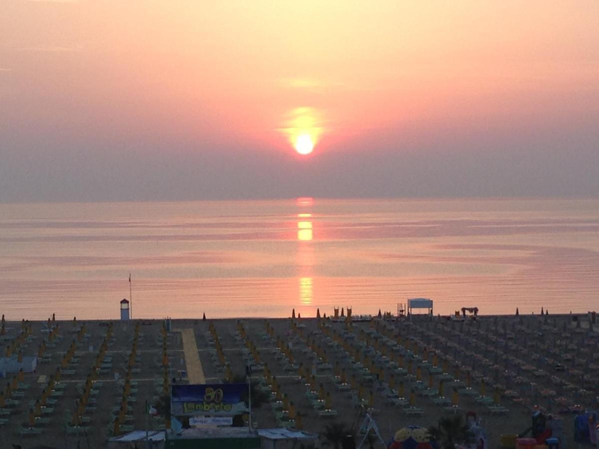 Appartamento Fronte Mare Римини Екстериор снимка