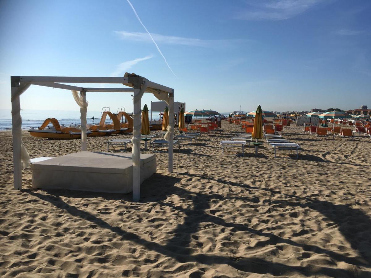 Appartamento Fronte Mare Римини Екстериор снимка